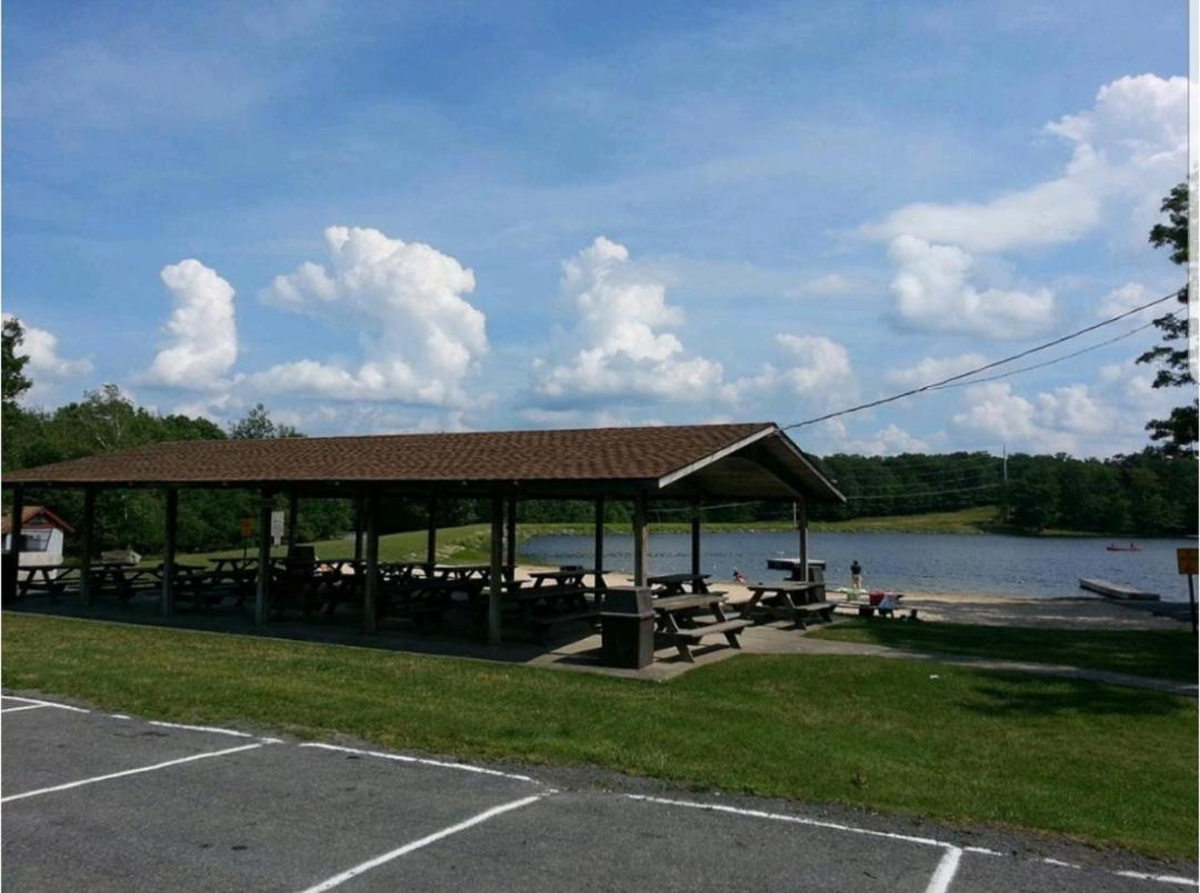 The Pocono'S Retreat With A Gameroom, Firepit, And Lake Bushkill Ngoại thất bức ảnh